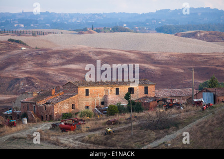 Morgen-Landschaft im Gebiet zwischen Siena und Asciano, Crete Senesi, Provinz Siena, Toskana, Italien Stockfoto