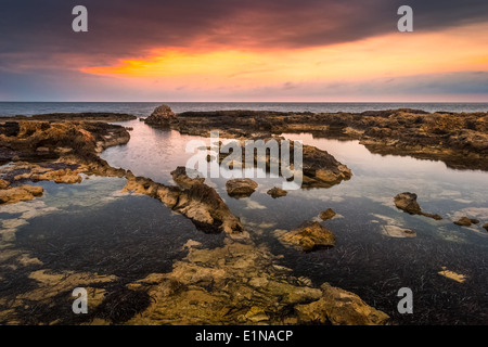 Felsiger Strand am bewölkten Morgen Stockfoto