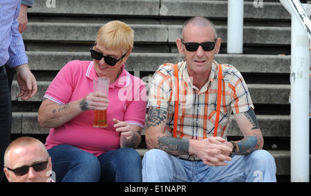 Brighton Sussex UK - Hunderte von Hautleitern aus dem ganzen Land genießen das jährliche Great Skinhead Reunion Wochenende in Brighton, das von Dr. Martens in der Volks Tavern am Meer organisiert wird.Quelle: Simon Dack/Alamy Live News Stockfoto