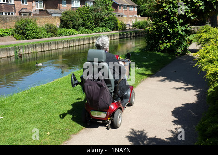 Senioren auf eine Mobilität Motorroller Stadt Canterbury Kent uk 2014 Stockfoto