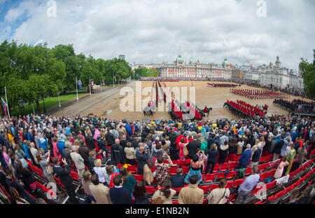 Horse Guards Parade, London UK. 7. Juni 2014. Sonne bricht aus in Richtung zum Ende der Generalprobe der Geburtstag der Königin Parade, der Oberst Review in diesem Fish-eye Foto. Credit: Malcolm Park Redaktion/Alamy leben Nachrichten Stockfoto