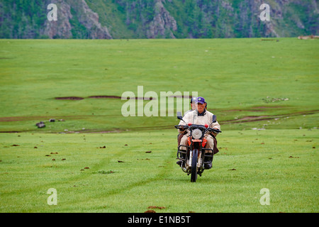 Mongolei, Ovorkhangai Provinz, Okhon Tal, Nomad mit Motorrad Stockfoto