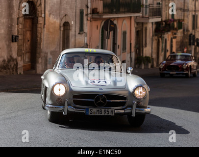 1955 Mercedes-Benz 300 SL W 198 1955 in der Mille Miglia Oldtimer rally bei Ronciglione in Italien Stockfoto