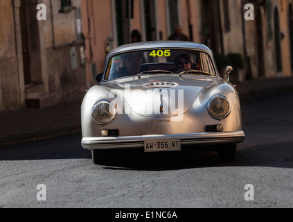 1955 Porsche 356 1500 GS Carrera konkurrieren bei der Mille Miglia-Rallye für Oldtimer von 1927 bis 1957 über 1000 Meilen Stockfoto