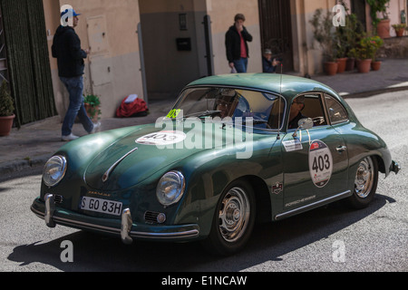 1956 Porsche 356 A 1600 an die 1000 Miglia-Rallye für Oldtimer von 1927 bis 1957. Stockfoto