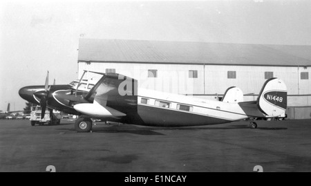 Dieses Bild aus der Charles M. Daniels Collection zeigt ein Lockheed-Flugzeug, speziell mit der Zulassungsnummer N1448, was die innovativen Flugzeugdesigns von Lockheed und ihre Auswirkungen auf die Luftfahrtgeschichte hervorhebt. Stockfoto