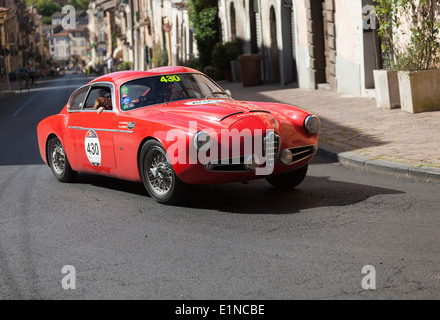 2014-Mille Miglia Oldtimer-Rallye in Italien. Eine rote 1957 Alfa Romeo 1900 SSZ Super Sprint Zaga wird bergauf in Ronciglione angetrieben. Stockfoto