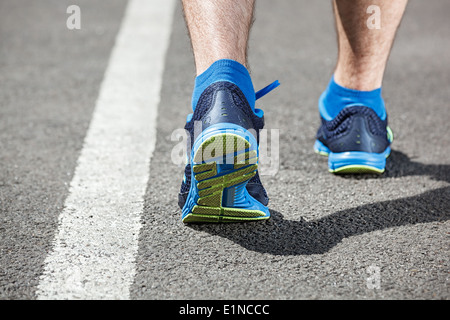 Läufer-Füße Blick auf Stadion Closeup auf Schuh - zurück laufen. Stockfoto