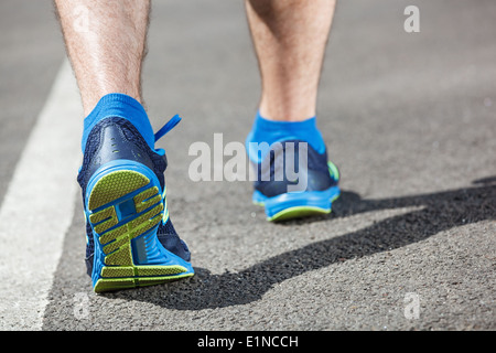 Läufer-Füße Blick auf Stadion Closeup auf Schuh - zurück laufen. Stockfoto