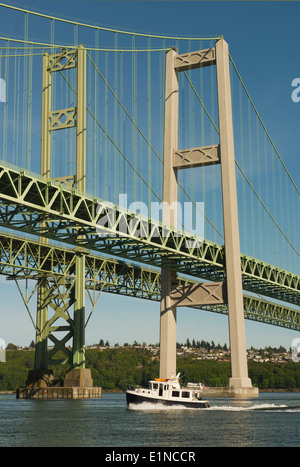 Boot unterquert die Tacoma Narrows Bridge, Puget Sound, Tacoma, Washingto Stockfoto