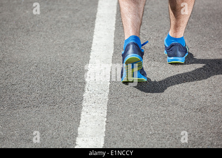 Läufer-Füße Blick auf Stadion Closeup auf Schuh - zurück laufen. Stockfoto