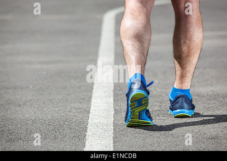 Läufer-Füße Blick auf Stadion Closeup auf Schuh - zurück laufen. Stockfoto