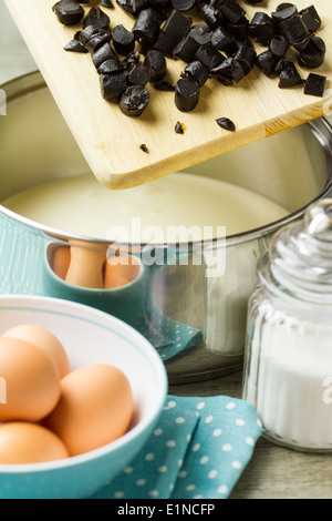 Serie über die Zubereitung von Speiseeis Süßholz (Lakritz) Stockfoto