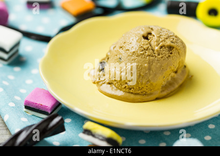 Serie über die Zubereitung von Speiseeis Süßholz (Lakritz) Stockfoto