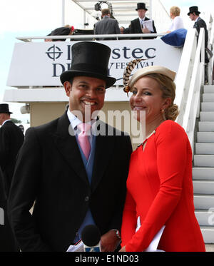 Epsom Downs, Surrey, UK. 7. Juni 2014. Richie Persad und Emma Spencer von Channel 4 Rennen in The Derby, Epsom Downs Stockfoto