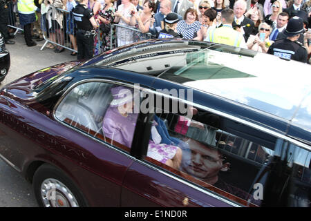 Epsom Downs, Surrey, UK. 7. Juni 2014. Ihre Königliche Hoheit die Königin kommt bei The Derby, Epsom Downs Credit: Motofoto/Alamy Live News Stockfoto