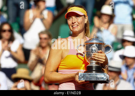 Paris, Frankreich. 7. Juni 2014. Roland Garros, Paris, Frankreich. French Open Tennis Championships. Damen-Einzel-Finale. Maria Sharapova im Vergleich zu Simona Halep. Maria Sharapova (RUS) mit ihren Gewinner Trophäe Credit: Action Plus Sport Bilder/Alamy Live News Stockfoto