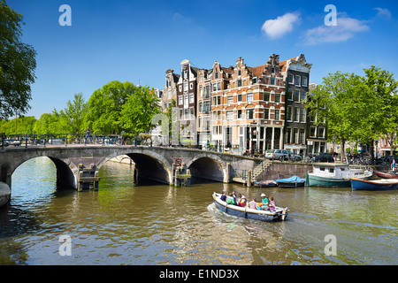 Touristenboot auf dem Kanal von Amsterdam - Holland Niederlande Stockfoto