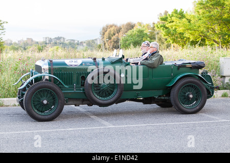 Klassische Bentley 6 1/2 Liter Rennwagen von 1927 warten zu Beginn der dritten Etappe der 1000 Miglia-Rallye von 1000 Meilen, Rom Italien Stockfoto
