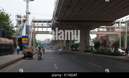 Neue Bus-service über den Kopf Brücke in Lahore, Pakistan Stockfoto