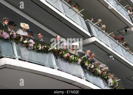 Epsom Downs, Surrey, UK. 7. Juni 2014. Die Königin und ihre Familie sehen das das Derby, Epsom Downs Credit: Motofoto/Alamy Live News Stockfoto