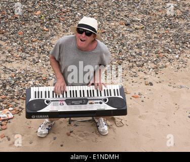 London, UK 7. Juni 2014. Ein Straßenmusikant unterhält Menschenmassen am Strand in der Nähe von Gabriels Wharf Thames als Londoner und Touristen machen Sie das Beste aus dem sonnigen Wetter in London. Bildnachweis: Patricia Phillips / Alamy Live News Stockfoto