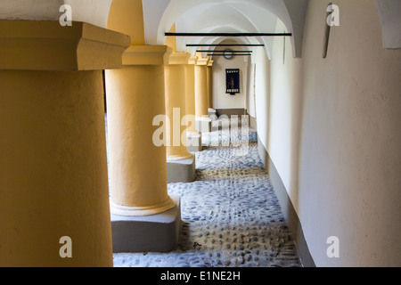 Tragende Säulen und Bögen auf einem Gebäude in Sion, Schweiz Stockfoto