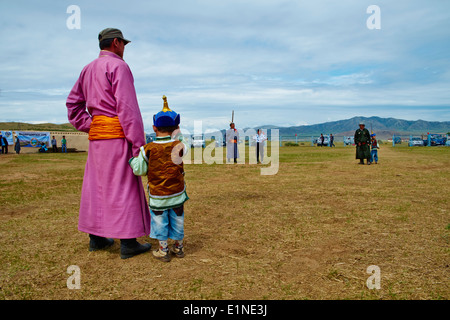 Mongolei, Ovorkhangai Provinz, Ondorshireet, Zuschauer beim Naadam festival Stockfoto