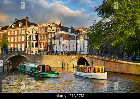 Touristenboot in Amsterdam Brücke Canal - Holland, Niederlande