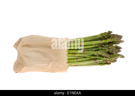 Rosenstrauss gewickelt in braunem Papier isoliert gegen weiße Spargel Stockfoto