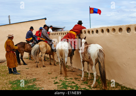 Mongolei, Ovorkhangai Provinz, Ondorshireet, Zuschauer beim Naadam festival Stockfoto