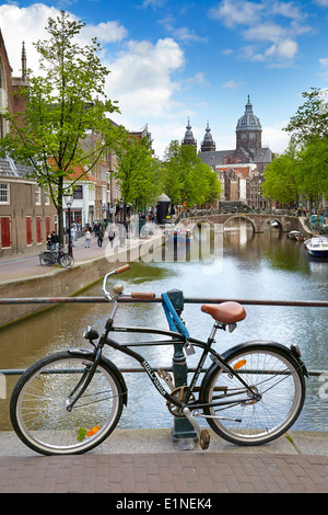 Amsterdam mit dem Fahrrad auf der Kanalbrücke, Holland, Niederlande Stockfoto