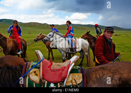 Mongolei, Arkhangai Provinz, Bulgan, Zuschauer beim Naadam festival Stockfoto