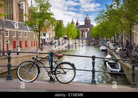Fahrrad auf Gracht in Amsterdam, Holland, Niederlande Stockfoto