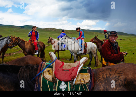 Mongolei, Arkhangai Provinz, Bulgan, Zuschauer beim Naadam festival Stockfoto