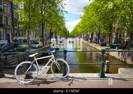 Blick auf Fahrrad und Kanal - Amsterdam, Holland-Niederlande Stockfoto