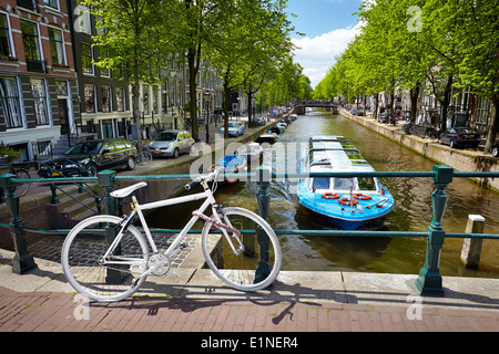 Blick auf Fahrrad und Kanal - Amsterdam, Holland-Niederlande Stockfoto