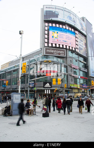 Menge an Yonge-DundasSquare, Toronto, Ontario, Kanada. Stockfoto