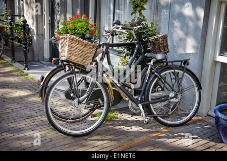 Fahrrad auf der Straße - Amsterdam, Holland, Niederlande Stockfoto