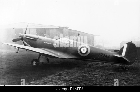 Der Supermarine Spitfire Mk. IIa war ein britisches Kampfflugzeug aus dem Zweiten Weltkrieg, das von der Bow Street Home Guard eingesetzt wurde. Das Spitfire war in der Schlacht um Großbritannien von entscheidender Bedeutung für Luftkämpfe. Stockfoto