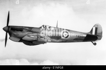 Der Supermarine Spitfire Mk. VB AB320 ist ein britisches Kampfflugzeug aus dem Zweiten Weltkrieg, das für seine Rolle in der Schlacht von Großbritannien bekannt ist. Das Spitfire war entscheidend für die Verteidigung des Himmels über Großbritannien während des Zweiten Weltkriegs. Stockfoto