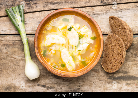 Ukrainische Nationalgericht. Suppe mit Galushky. Der Knödel zu essen. Top View-Bild Stockfoto