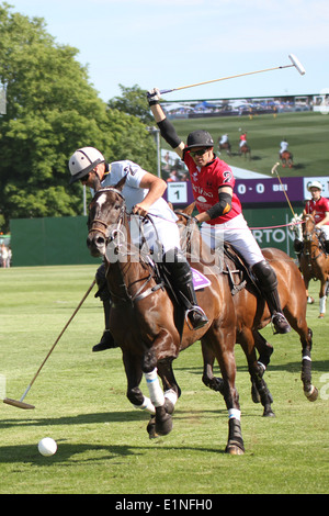 Adolfo Casabal der Team Buenos Aires V Jamie Morrison von Team Peking Chestertons Polo im Park 2014 Stockfoto