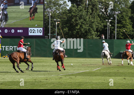 Buenos Aires V Team Peking bei Chestertons Polo im Park 2014-Team Stockfoto