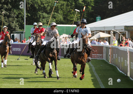 Buenos Aires V Team Peking bei Chestertons Polo im Park 2014-Team Stockfoto