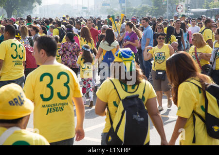 Sao Paulo, Brasilien. 7. Juni 2014. Massen von evangelischen Gläubigen nehmen Teil in der "Marsch für Jesus" religiöse Jahresveranstaltung während Samstag Vormittag in der Innenstadt von Sao Paulo. Die Veranstaltung soll des Landes wachsende evangelische Bevölkerung zu präsentieren. In diesem Jahr sind in den Farben der brasilianischen Flagge zu Ehren von der bevorstehenden FIFA WM 2014, Teilnehmer T-shirts gedruckt, die Brasilien Gastgeber ist Anfang Juni 12. Bildnachweis: Andre M. Chang/Alamy Live-Nachrichten Stockfoto