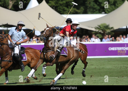 Adolfo Casabal der Team Buenos Aires V Jamie Morrison von Team Peking Chestertons Polo im Park 2014 Stockfoto