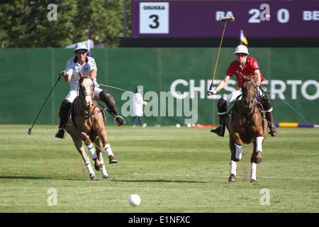 (Panchito) Fernando Torres Team Buenos Aires V Charlie Wooldridge Team Peking bei Chestertons Polo im Park 2014 Stockfoto