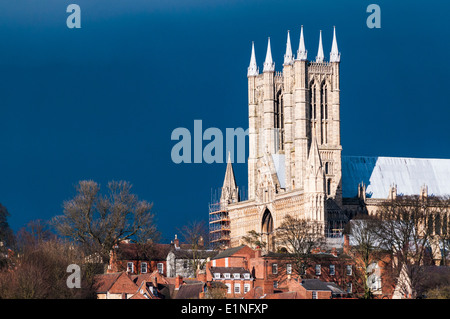 Sonne auf Lincoln Kathedrale Hervorhebung des Gebäudes vor einem dunklen Hintergrund der stürmischen Stockfoto