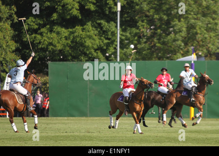 Buenos Aires V Team Peking bei Chestertons Polo im Park 2014-Team Stockfoto